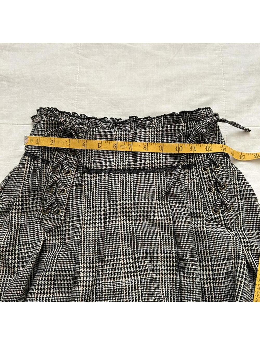 Axes Femme black & white plaid mini skirt look shorts ruffles and lace-up detail - Picture 7 of 7